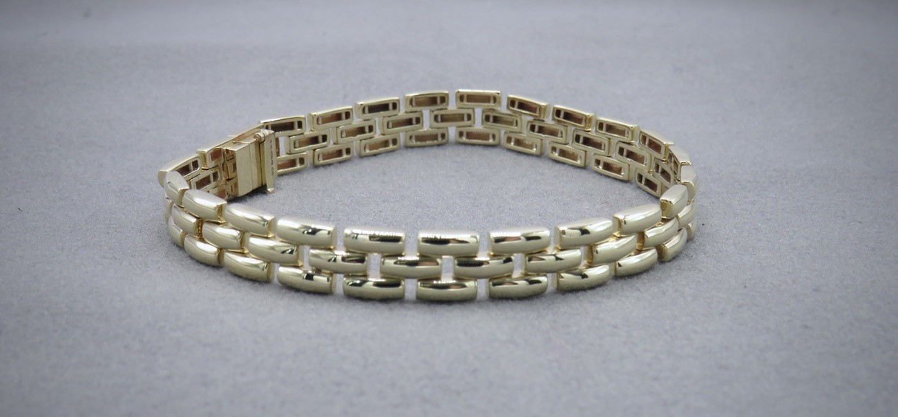 gold link bracelet