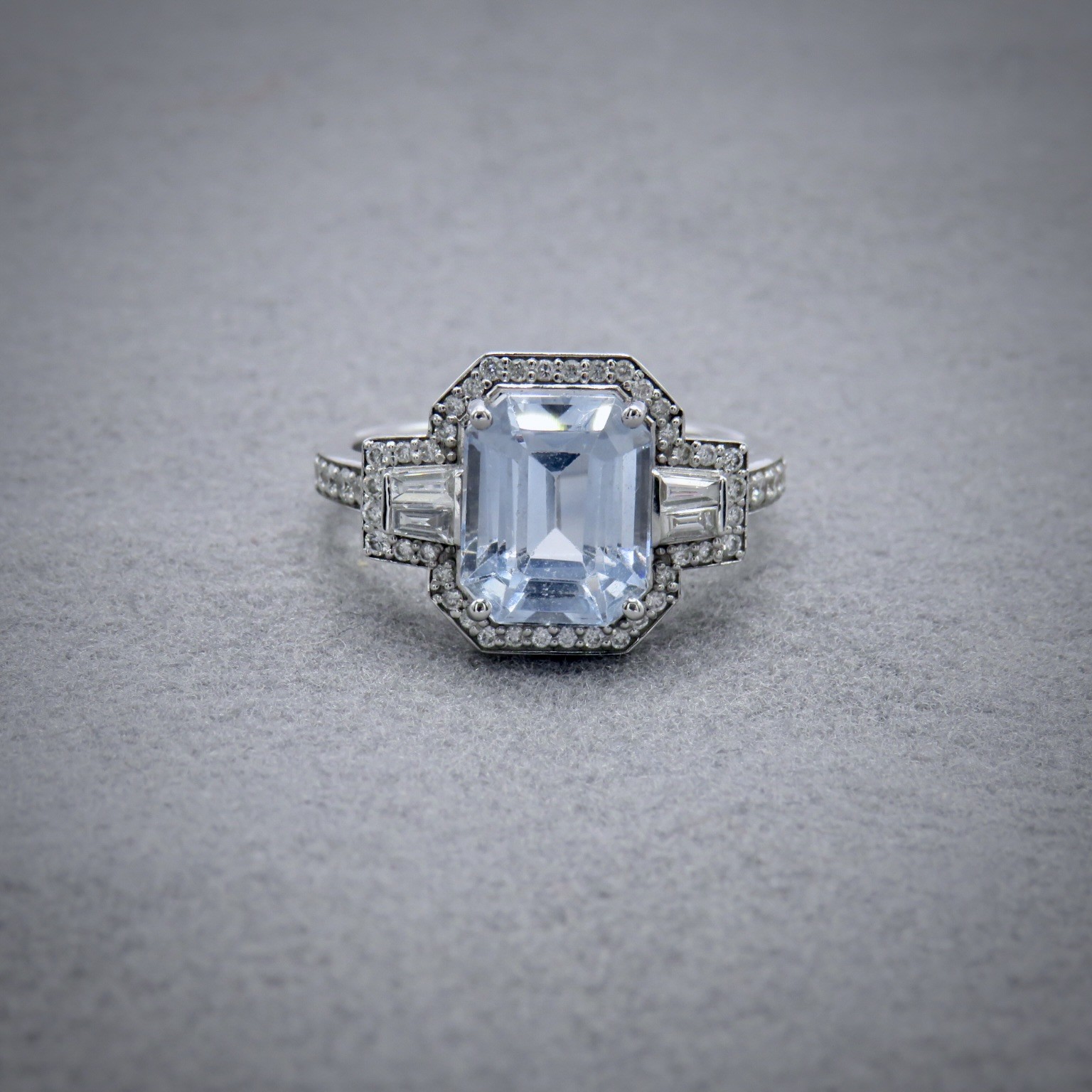 Blue spinel surrounde by diamonds in art deco style